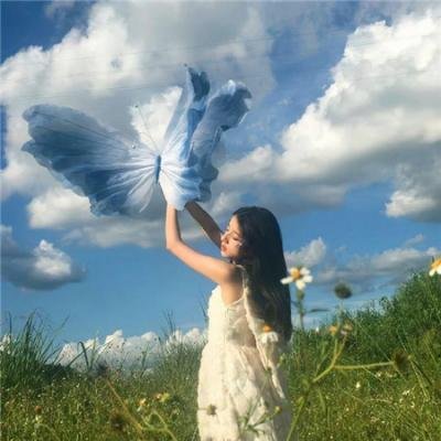 戴流苏耳环的少女